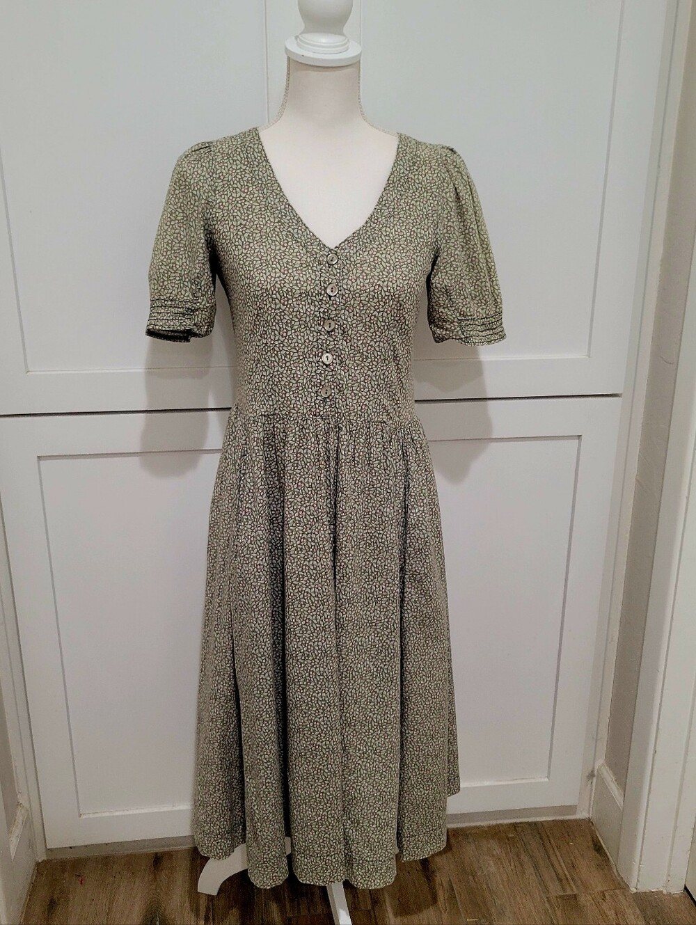 VTG Laura Ashley GB 100% Cotton Green Floral Button-Front Midi Dress | Size 8
